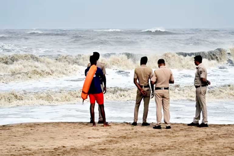Tragedy at Mumbai's Juhu Beach: 4 Boys Drown Ignoring Lifeguard Warning, 1 Rescued